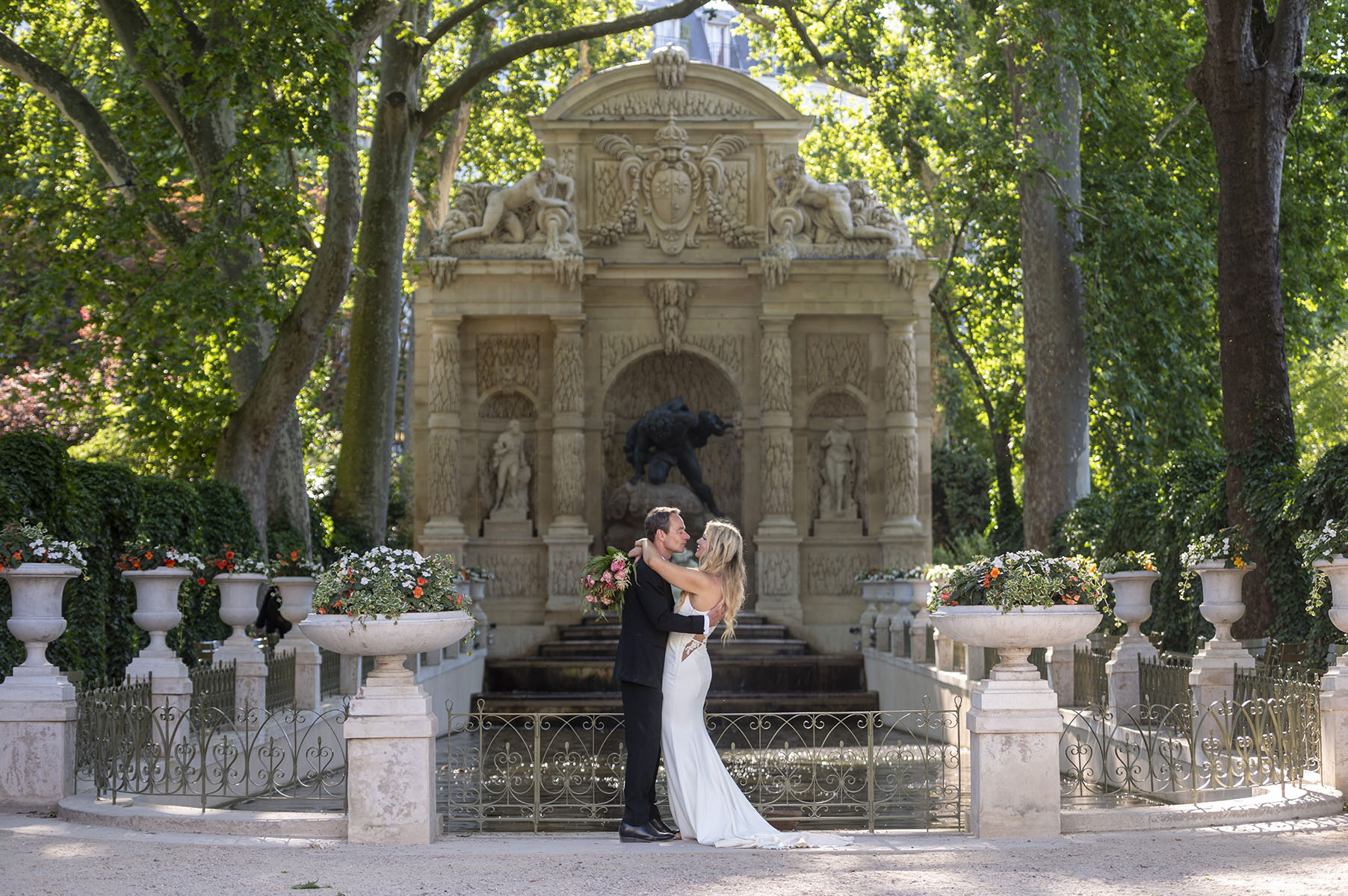 A couple embracing in the Jardin du Luxembourg